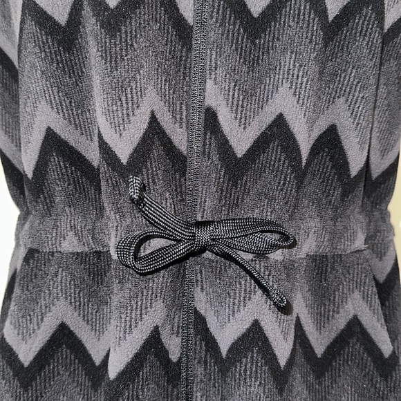 The North Face Women’s Zip Up Chevron Print Jacket w/ Cinched Waist - Picture 5 of 12